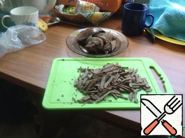 The liver is boiled until soft, but not digested, and it will be dry. Check the readiness with a knife if the blood has stopped, then remove from the stove, remove from the broth, cool and cut into strips.
