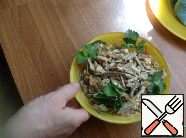 We put the cooled fried vegetables in a vase, send the liver, beans and mushrooms.