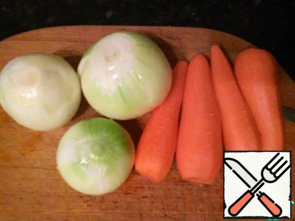Just a slip of the tongue. Pick up the number yourself. I cook for 2 kg of pepper, as I love it and can eat it 3 times a day.
Peel and wash the carrots and onions