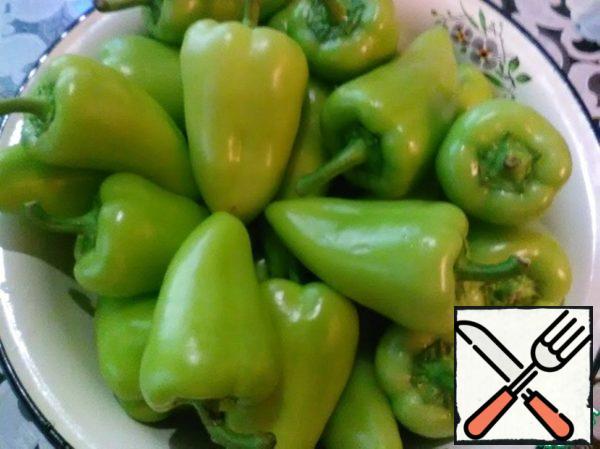 Wash the pepper. I always choose the small ones because I like to cook them more. And it's nicer to serve it.
