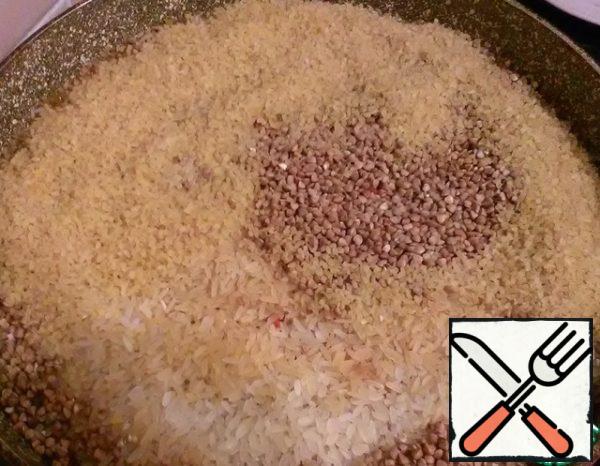 Evenly distribute our flakes over the entire surface of the pan.
