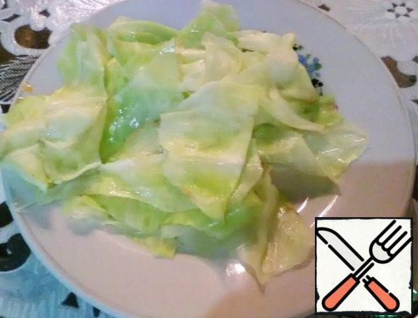 Tear the leaves into pieces. We are going to use as a "stopper" to close the pepper.