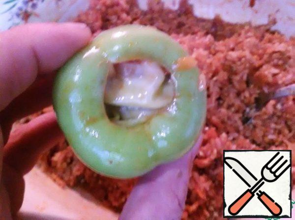 Proceed to the stuffing process. We stuff the pepper with "minced meat" with our hands. Not tightly, since rice, buckwheat and bulgur will swell anyway. If the pepper is too thick, it will simply burst when cooking. Cover the pepper with a piece of cabbage leaf.