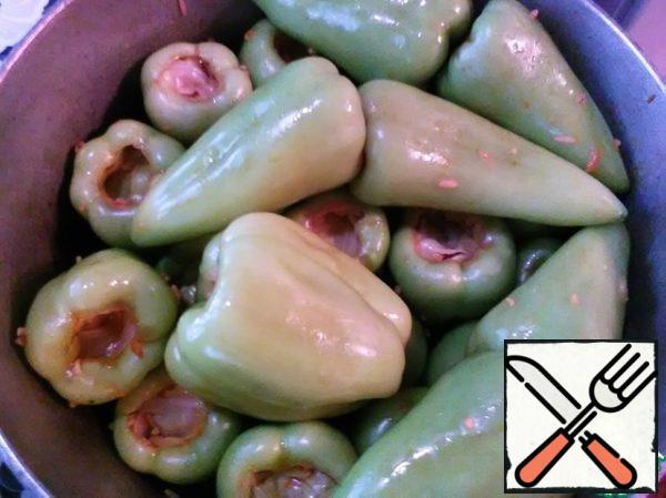 Put the pepper in the cauldron. It is advisable to roll it standing up. If there are a few peppers at the end of the stack, it's not a problem. We stack their holes on top of each other.