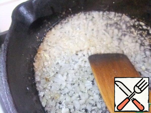 Boil the millet in boiling water according to the instructions.
Then remove the bag from the pan and drain the water.
Fry 1/2 onion, diced, in vegetable oil.

