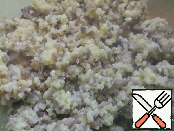 Mix mushrooms and millet, add salt and mix thoroughly.
