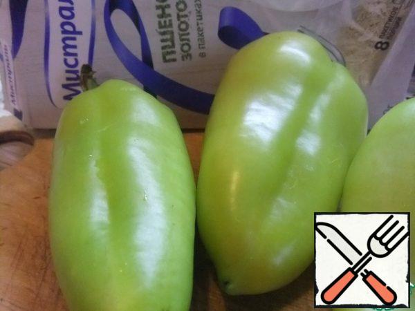 Wash the peppers and carefully cut out the seed pod.
Stuff them with minced meat.
