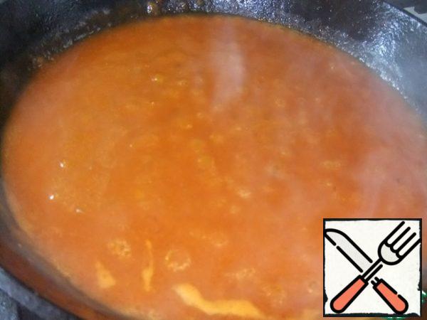 Fry the second half of the onion in vegetable oil.
Add the tomato paste, fry until the butter is browned, add the flour, continuing to fry for another 1 minute.
Pour in boiling water.