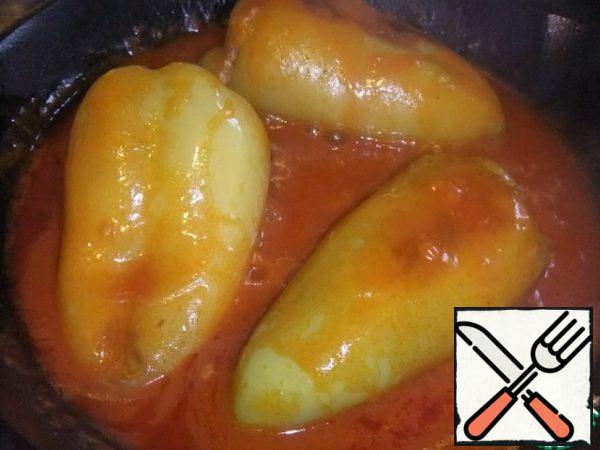 Put the peppers in the sauce, cover and simmer.
After 12-15 minutes, turn over and pepper and simmer for another 12-15 minutes, until tender.
Turn off the heat so that the dish "rests".
