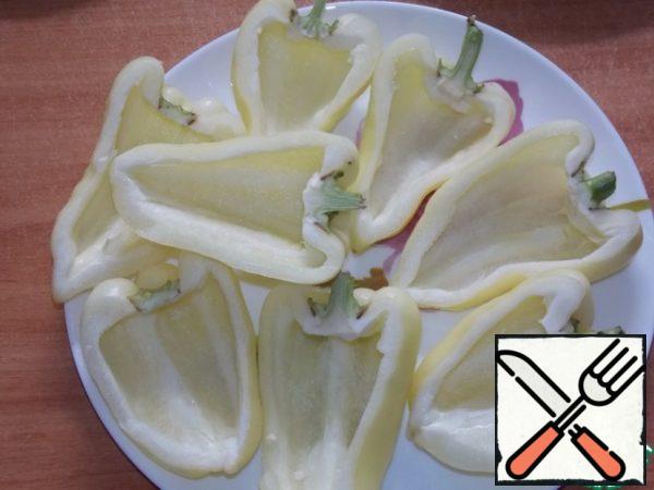 Prepare the peppers.
Cut in half and remove the pulp.
