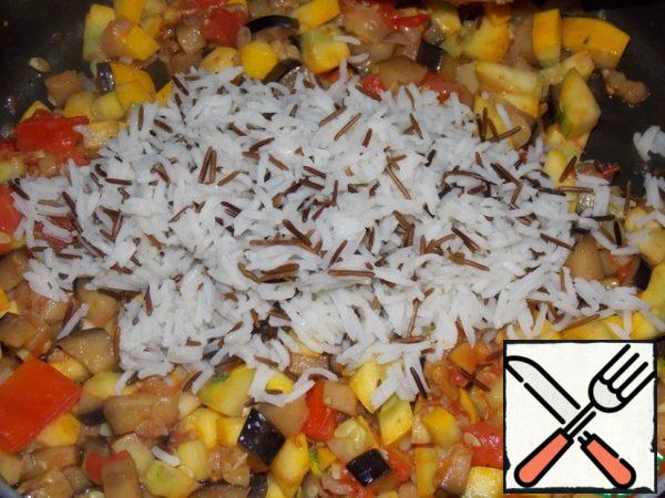 Add rice, salt and pepper.
The filling is ready.