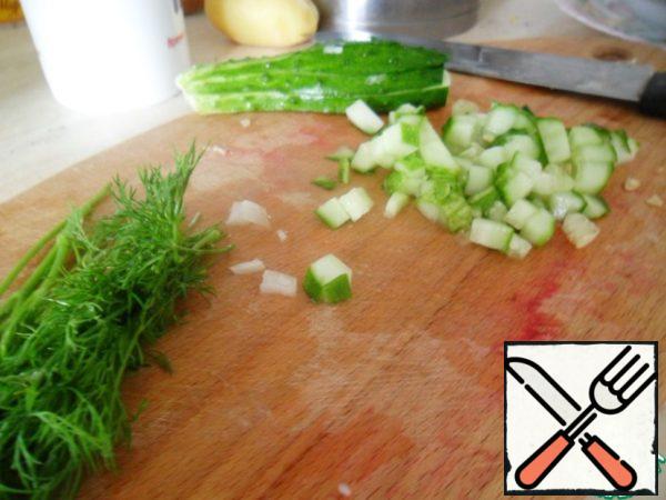 Just dice the cucumber and finely chop the dill and parsley. Send everything to the salad bowl.