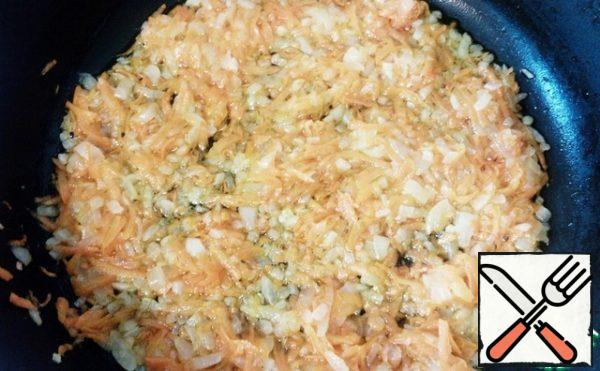 Cut the onion into cubes, grate the carrots. Fry in vegetable oil.
