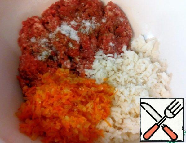 Mix: minced meat, rice, onions and carrots. Add salt and pepper to taste. Fill the pepper halves.
