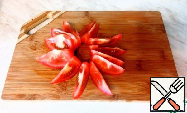 Cut the tomatoes into slices.
