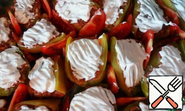 Place the peppers on a baking sheet greased with sunflower oil. Put the slices of tomatoes on an empty place and add salt to them. At the same time, add salt and pepper, but do not overdo it. Brush the peppers with sour cream on top - the best homemade dish. Put in the oven for 40 minutes at a temperature of 180 degrees.
