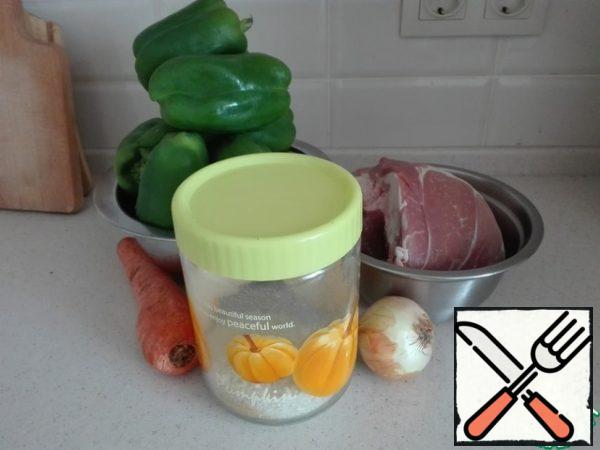 Prepare the products. Choose pepper without defects, smooth. Take long-grain rice. Prepare the minced meat yourself, but you can replace it with a purchased one, but then you won't need the next step.
