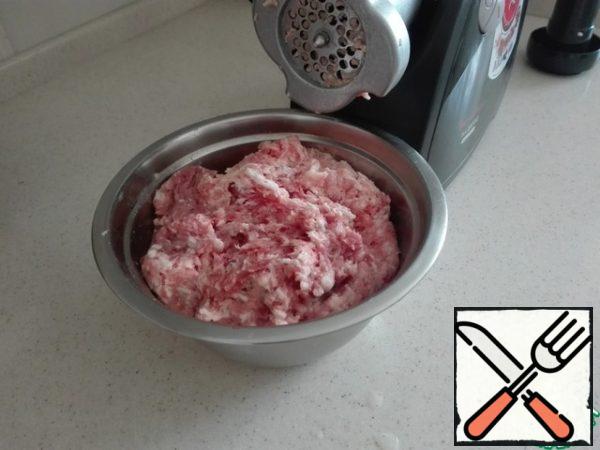 Cut the meat into pieces and pass it through a meat grinder.
