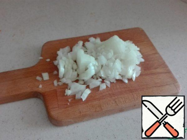 Peel and finely chop the onion.
