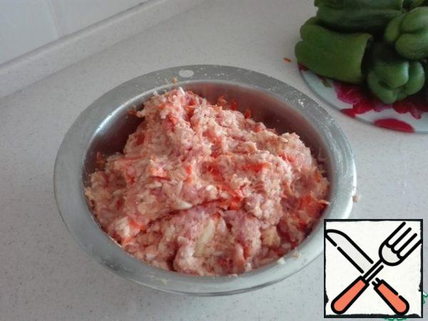 Mix minced meat, rice, onion, carrot, add suneli hops, ground black pepper and salt to taste. All this is thoroughly kneaded.
