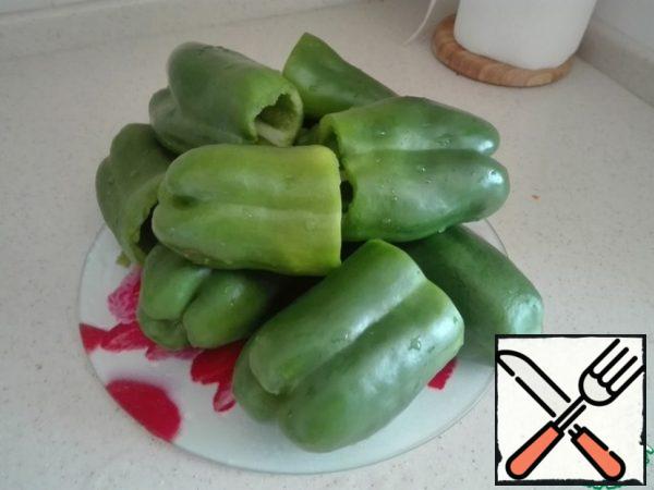 Cut the pepper from the stalk and peel the seeds.
