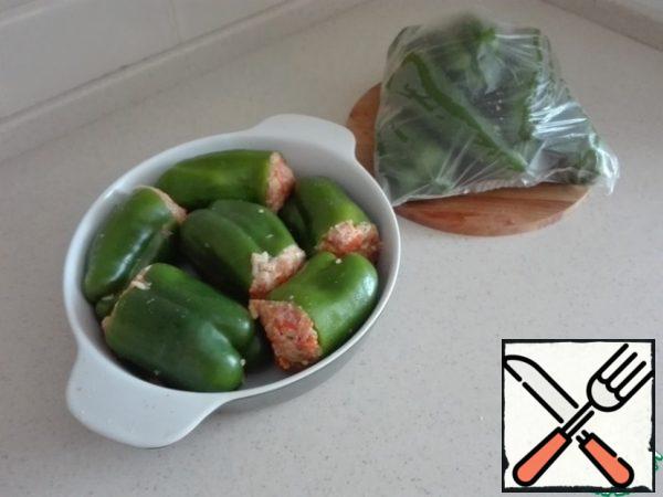 Put the pepper in a heat-resistant mold. There was more pepper - it didn't matter. Put the rest in a freezer bag and put it in the freezer. The reserve for unexpected guests is ready.
