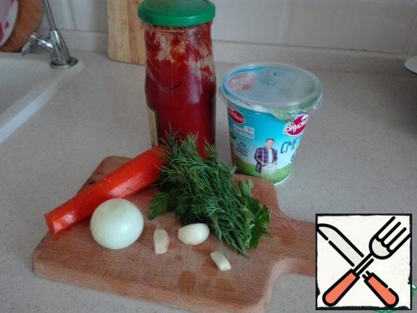 Let's move on to the second step. You can, of course, just put the pepper in a saucepan, pour a mixture of ketchup with sour cream and put it on the fire, but it's too simple and not so tasty. So, prepare the sauce for stewing in the oven.
