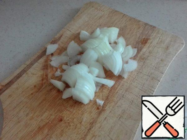 Peel the onion and cut into quarters of rings.
