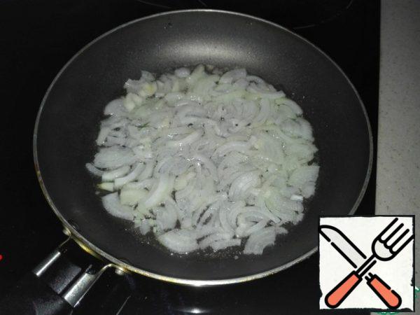 Preheat the frying pan, add vegetable oil. As soon as it warms up, put the onion in the pan. It should not burn, even turn golden. It should become transparent.
