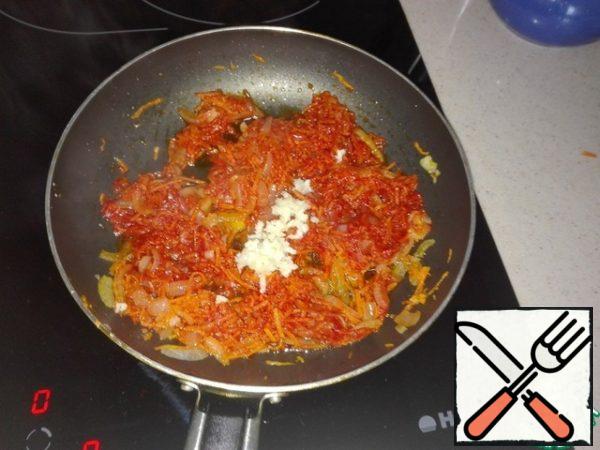 As soon as the mixture in the pan becomes homogeneous, add the garlic passed through the press. Mix everything together.
