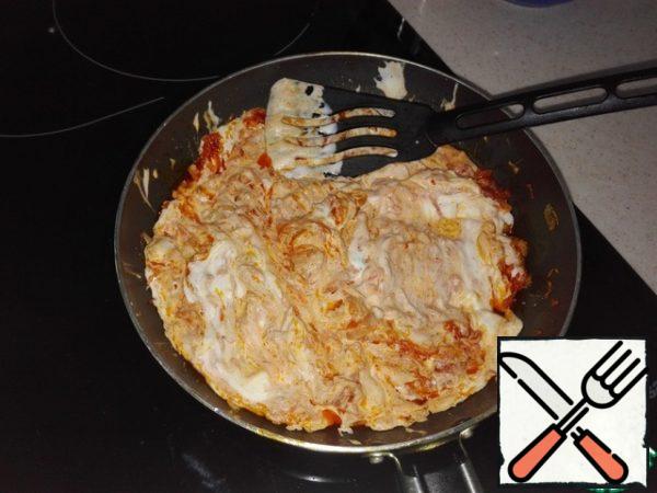 Add 4 tablespoons of sour cream to the mold and mix everything together. Add salt and pepper to taste. Simmer over low heat for 5 minutes.
