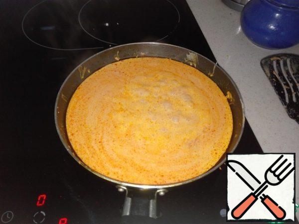 Pour a glass of boiled water into a saucepan and mix everything together. Simmer the contents over low heat for 5 minutes.
