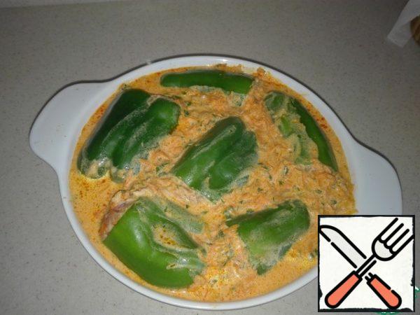 Pour the resulting sauce over the pepper.
