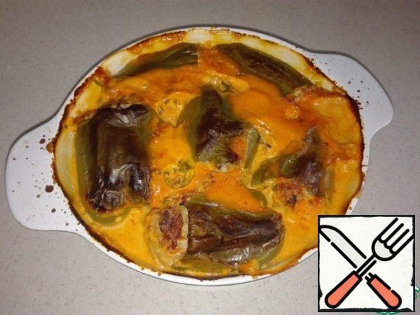 Send the form with pepper in the oven, preheated to 200 degrees, for one hour. In an hour we have such a ready-made dish. Enjoy your meal.