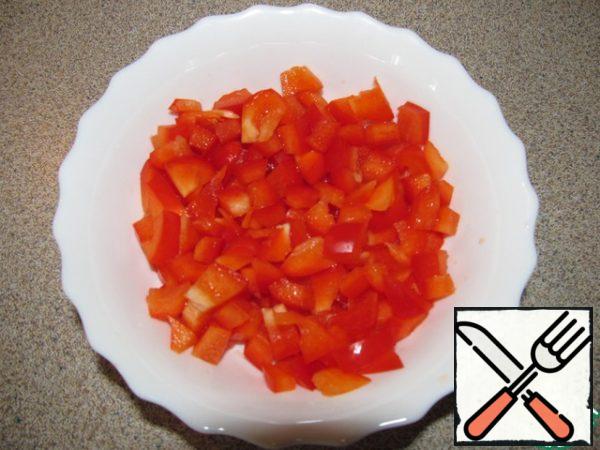 Cut Bulgarian pepper into cubes.
