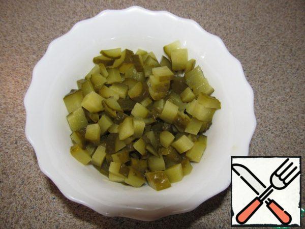Pickles are also cut into cubes. Cucumber to taste, you can not add, then the taste of the salad will be a little sweet.
