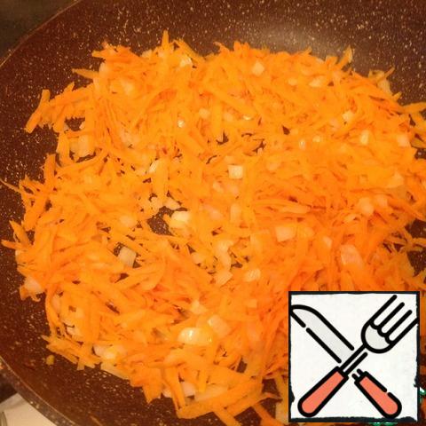 Boil pearl barley until half-cooked. Onions and carrots fry in vegetable oil.