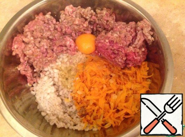 Mix minced meat, onions with carrots, pearl barley. Add raw egg.