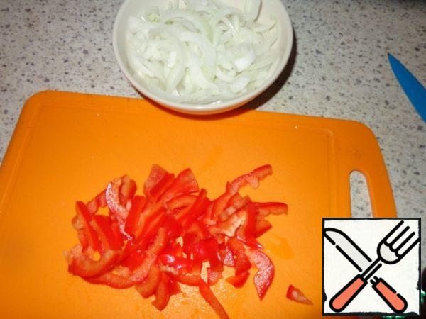 Onions cut into half rings, marinate in a mixture of salt+sugar+vinegar leave for 20-30 minutes. Bulgarian pepper cut into half rings.