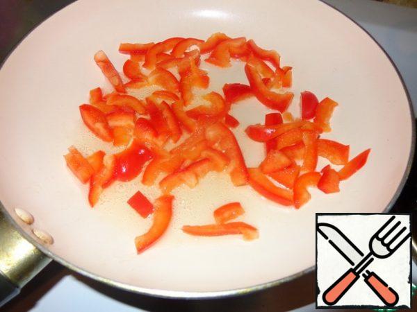 Bulgarian pepper fry in vegetable oil just 2-3 minutes to reveal the aroma of pepper and soften it a little.