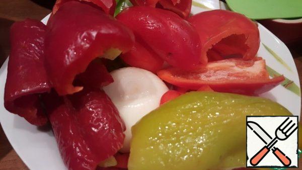 Prepare all the products.
Wash and peel the peppers and onions, beets (optional).
Boil the rice until it is half cooked.