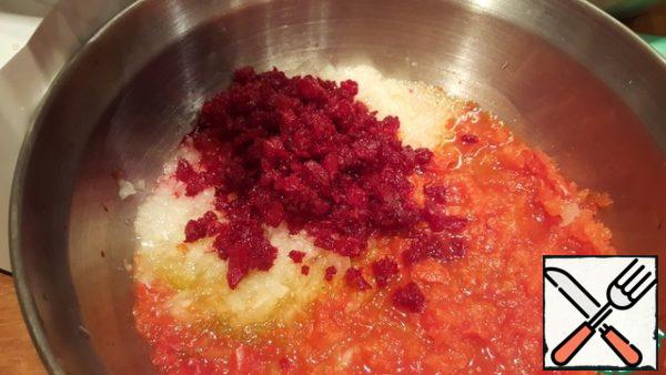Turn the vegetables in a meat grinder with a large grate.
I wanted to cook a bright dish, and I added beetroot.