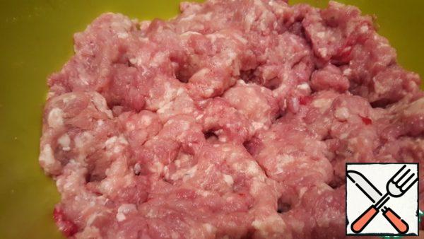Also chop the meat using a large grate or take ready-made minced meat.
I took out a turkey thigh fillet and a piece of pork with a little fat.
Mix meat, vegetables, minced meat and boiled rice.
