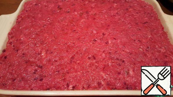 Mix the minced meat well, add salt to taste and add your favorite spices.
I salted it with Adyghe salt.
Grease the baking dish with oil.
Distribute the filling.
And we send the form to the oven. I baked for 90 minutes at a temperature of 180 *. Focus on your oven!!!
The baking time will depend on the volume of the mold.