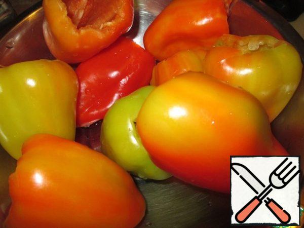 Wash the pepper, carefully remove the stalks. Remove the seeds. Please note, my peppers were small. no more than 10 cm in length.
