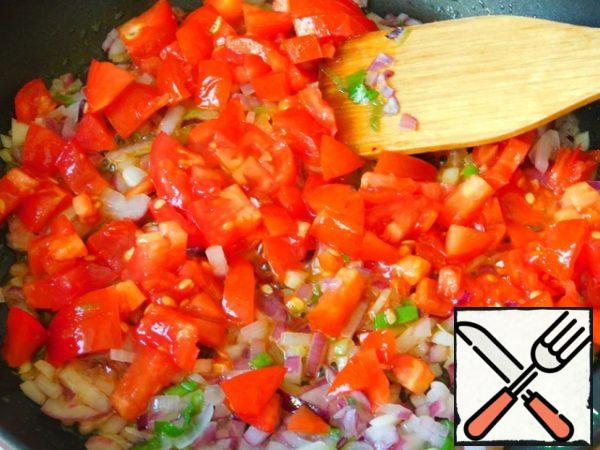 In a frying pan, heat the olive oil and passer in it garlic and two kinds of onions.
About 3 to 4 minutes, stirring occasionally.
Next, add the chopped tomatoes and continue to cook for a few minutes
