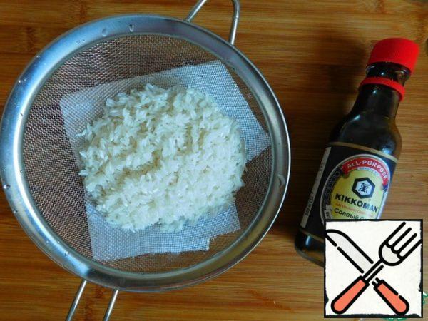 Rinse the rice, put it on a sieve and let the water drain.
