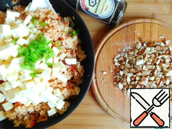During this time, the water will be absorbed.
Let's cool rice with vegetables to room t.
Then add the diced cheese, chopped almonds and some fresh green onions.
Mix everything, add black pepper and, if necessary, salt to taste.