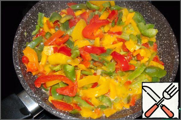To begin with, fry Bulgarian pepper on a spoonful of mustard (you can take olive or simple sunflower oil). If you want - take fresh, cut into strips. I'm freezing. Fry for a long time - 7-8 minutes. Then transfer the pepper to a plate to cool. Don't forget to add salt.
