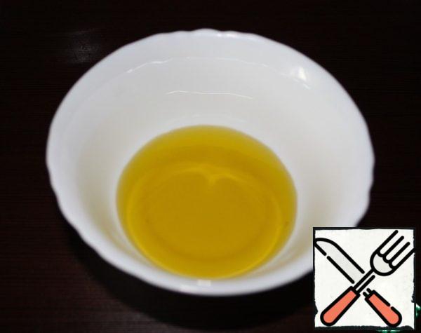 Prepare the dressing. Pour in the olive oil, sparing no more.

